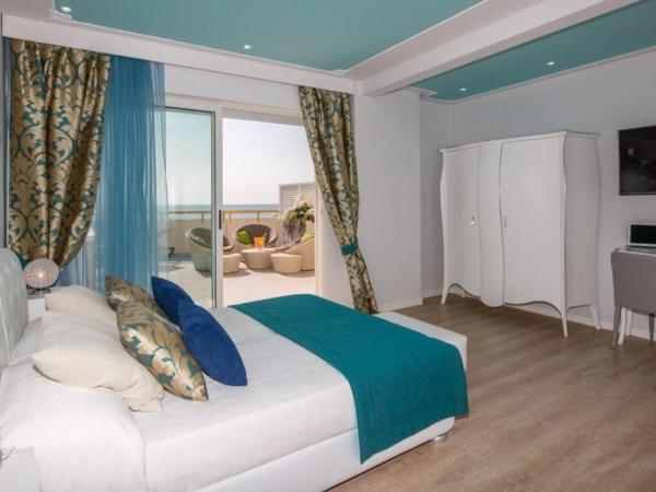 Hotel Carlton : photo 5 de la chambre suite lit king-size avec baignoire spa