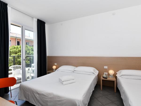 Hotel Eden : photo 1 de la chambre chambre triple avec balcon, accès à la plage et parking