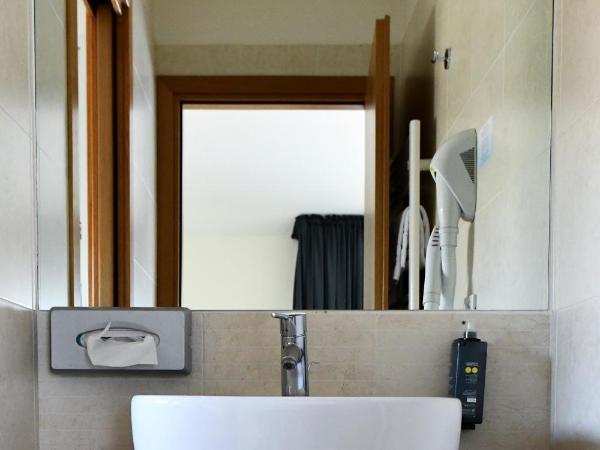 Hotel Eden : photo 3 de la chambre duplex avec terrasse, accès à la plage et parking