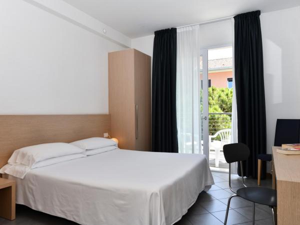 Hotel Eden : photo 3 de la chambre chambre double ou lits jumeaux avec balcon, accès à la plage et parking