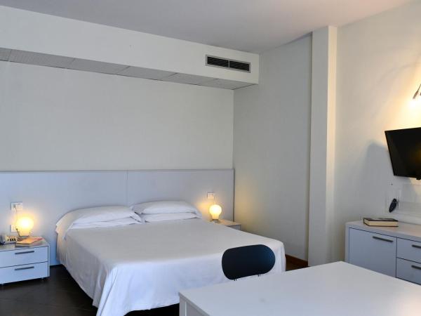 Hotel Eden : photo 1 de la chambre studio avec balcon, accès à la plage et parking