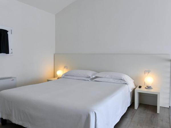 Hotel Eden : photo 1 de la chambre duplex avec terrasse, accès à la plage et parking