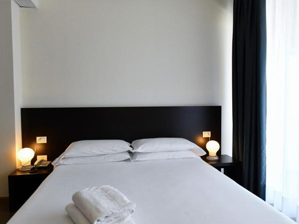 Hotel Eden : photo 1 de la chambre chambre double avec terrasse, accès à la plage et parking