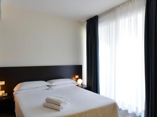 Hotel Eden : photo 2 de la chambre chambre double avec terrasse, accès à la plage et parking