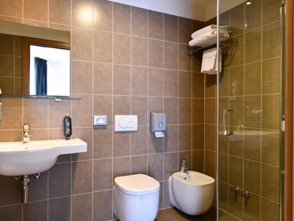 Hotel Eden : photo 4 de la chambre chambre double avec terrasse, accès à la plage et parking