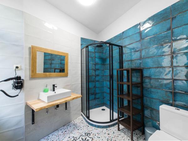 Hostel Elf : photo 4 de la chambre chambre triple avec salle de bains privative