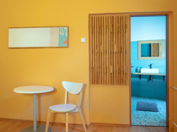 Hostel Elf : photo 2 de la chambre chambre triple avec salle de bains privative