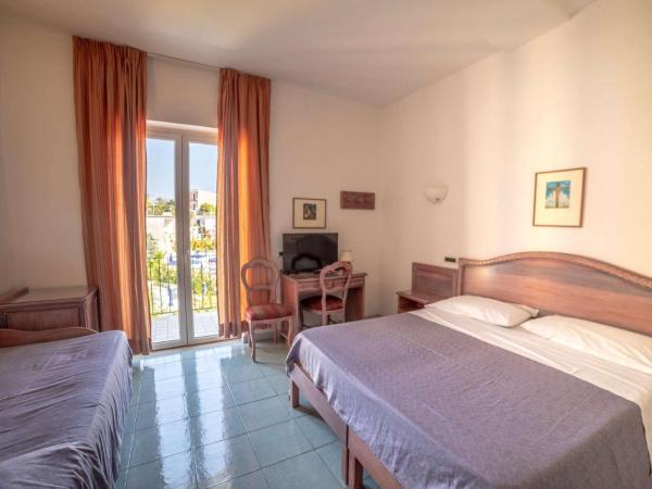 Hotel Royal Terme : photo 1 de la chambre chambre triple - vue sur la piscine