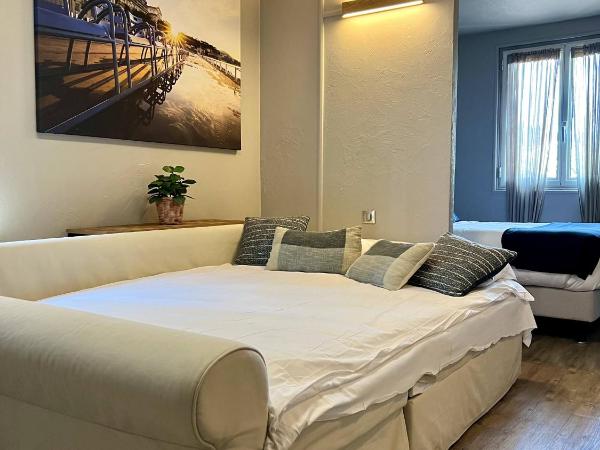 Hotel La Calanque : photo 3 de la chambre chambre familiale - vue sur montagne (2 adultes + 2 enfants)