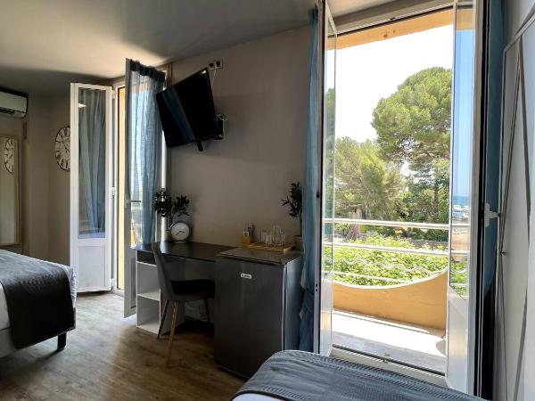 Hotel La Calanque : photo 2 de la chambre chambre triple deluxe - vue sur mer