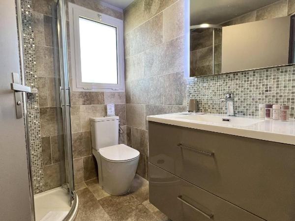 Hotel La Calanque : photo 1 de la chambre chambre double ou lits jumeaux - vue sur montagnes