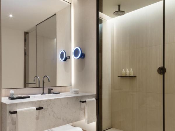 JW Marriott Hotel Madrid : photo 6 de la chambre chambre lit king-size de luxe - vue sur ville et balcon