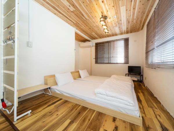 コインズホステル天神ペット宿泊可 : photo 1 de la chambre chambre lits jumeaux Économique