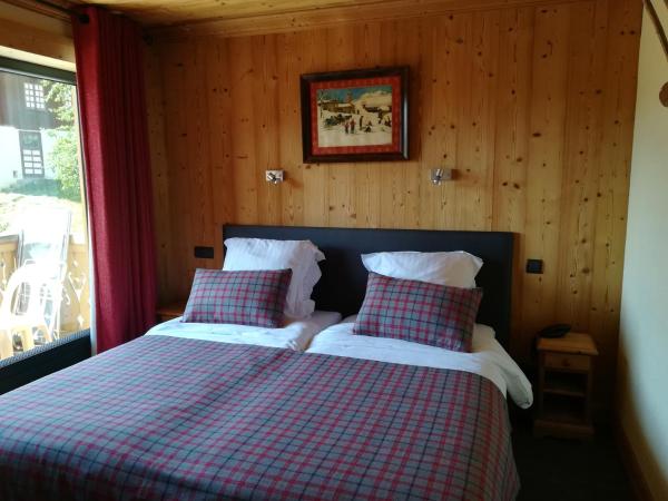 Hôtel-Chalet Les Ecureuils Restaurant, Sauna & Spa Garage : photo 7 de la chambre chambre double/lits jumeaux savoyarde