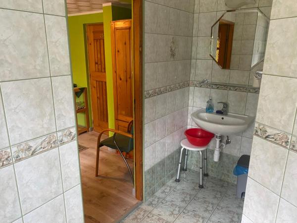Wynajem Pokoi gościnnych Jaś i Małgosia : photo 3 de la chambre chambre lits jumeaux avec salle de bains