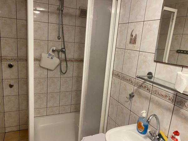 Wynajem Pokoi gościnnych Jaś i Małgosia : photo 3 de la chambre chambre lits jumeaux avec salle de bains