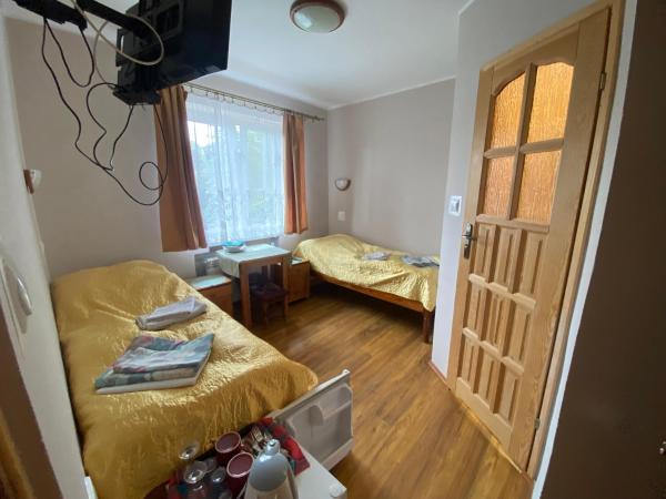 Wynajem Pokoi gościnnych Jaś i Małgosia : photo 1 de la chambre chambre lits jumeaux avec salle de bains