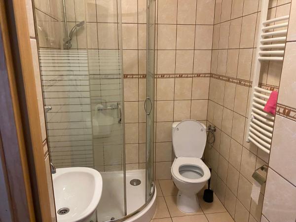 Wynajem Pokoi gościnnych Jaś i Małgosia : photo 3 de la chambre chambre lits jumeaux avec salle de bains