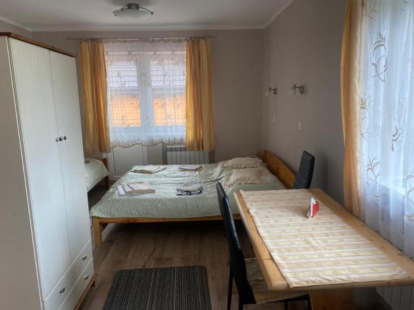 Wynajem Pokoi gościnnych Jaś i Małgosia : photo 1 de la chambre chambre triple avec salle de bains