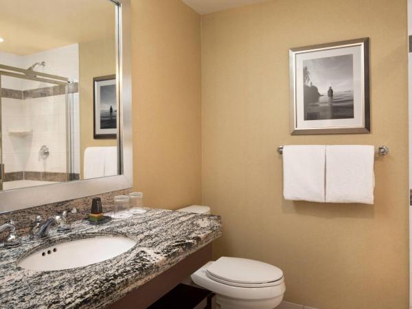 Vancouver Marriott Pinnacle Downtown Hotel : photo 5 de la chambre chambre lit king-size niveau concierge - Étage supérieur - vue sur ville