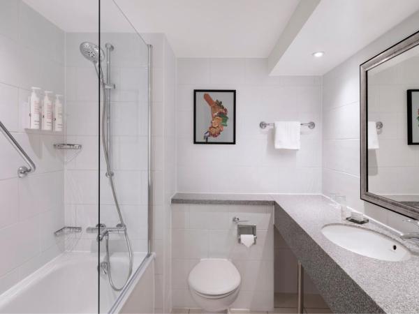 Delta Hotels by Marriott York : photo 4 de la chambre chambre lit king-size supérieure avec canapé-lit