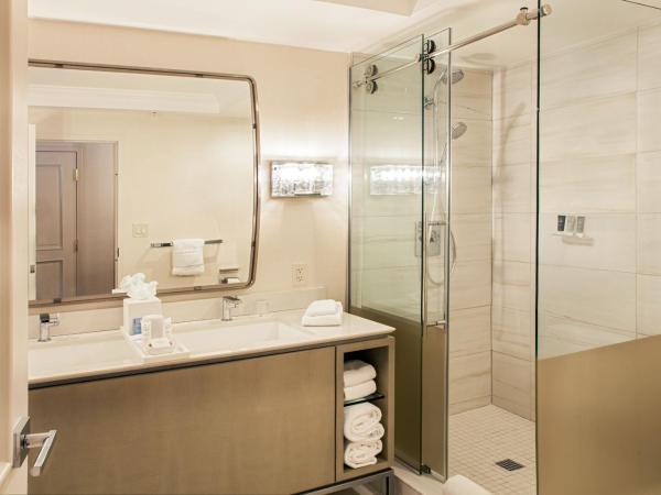 Hotel Clio, a Luxury Collection Hotel, Denver Cherry Creek : photo 8 de la chambre chambre de luxe avec lit king-size et vue sur la cour