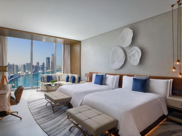 The St. Regis Downtown Dubai : photo 4 de la chambre chambre double deluxe avec 2 lits doubles et service de majordome st regis signature - vue sur canal