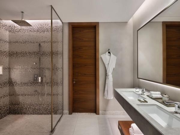 The St. Regis Downtown Dubai : photo 4 de la chambre suite lit king-size supérieure avec service de majordome st regis signature -vue sur centre-ville