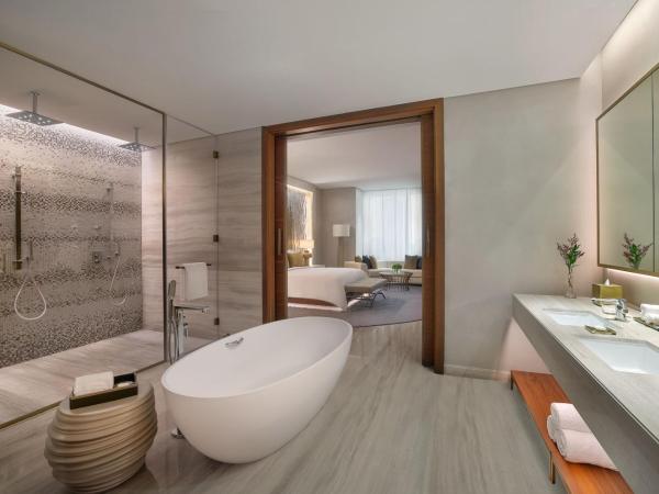 The St. Regis Downtown Dubai : photo 4 de la chambre suite signature lit king-size avec service de majordome st regis signature - vue sur canal