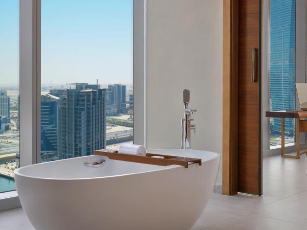 The St. Regis Downtown Dubai : photo 4 de la chambre suite lit king-size st regis avec service de majordome st regis signature - vue sur canal