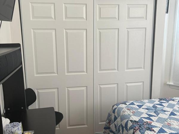 Hollywood Rentals LLC : photo 3 de la chambre chambre double avec salle de bains commune