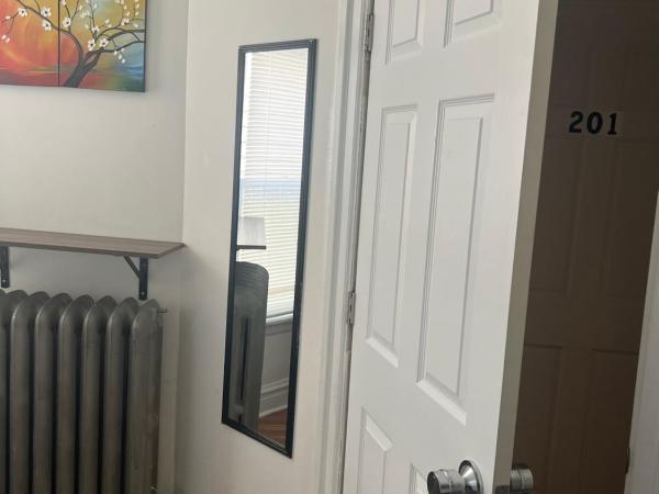 Hollywood Rentals LLC : photo 7 de la chambre chambre double avec salle de bains commune