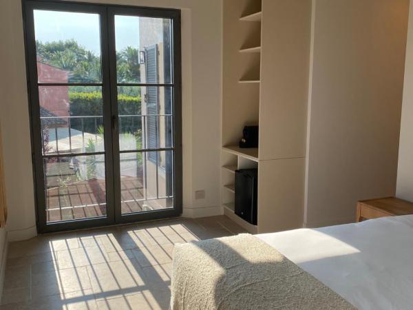 Lou Cagnard : photo 6 de la chambre chambre lit king-size - vue sur piscine