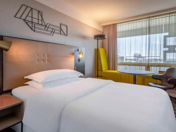 Four Points by Sheraton Munich Arabellapark : photo 1 de la chambre chambre supérieure lit queen-size