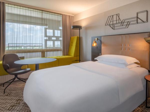 Four Points by Sheraton Munich Arabellapark : photo 2 de la chambre chambre supérieure lit queen-size