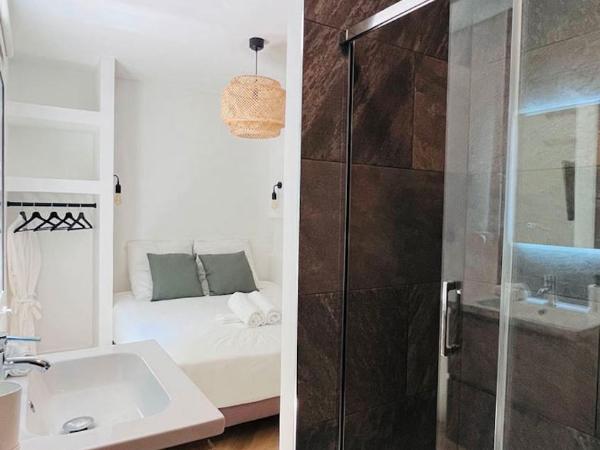 VILLA HOLISTIKA : BED AND BREAKFAST / POOL / AIR CONDITIONING/ MONT FARON TOULON : photo 3 de la chambre chambre lit queen-size