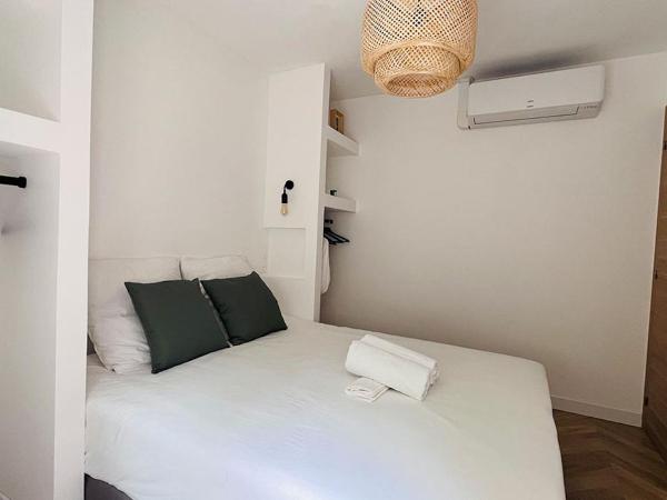 VILLA HOLISTIKA : BED AND BREAKFAST / POOL / AIR CONDITIONING/ MONT FARON TOULON : photo 4 de la chambre chambre lit queen-size