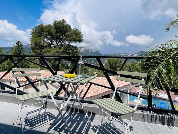 VILLA HOLISTIKA : BED AND BREAKFAST / POOL / AIR CONDITIONING/ MONT FARON TOULON : photo 2 de la chambre chambre lit queen-size - vue sur piscine