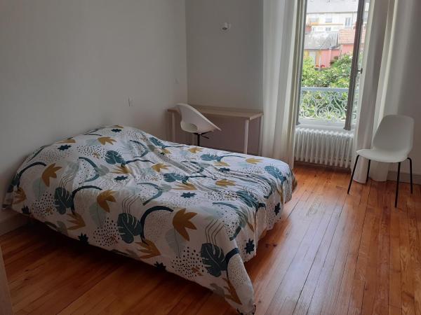 La Maison NP : photo 1 de la chambre chambre double avec salle de bains commune