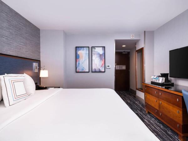 Fairfield Inn & Suites By Marriott New York Manhattan/Times Square : photo 1 de la chambre chambre lit king-size avec vue