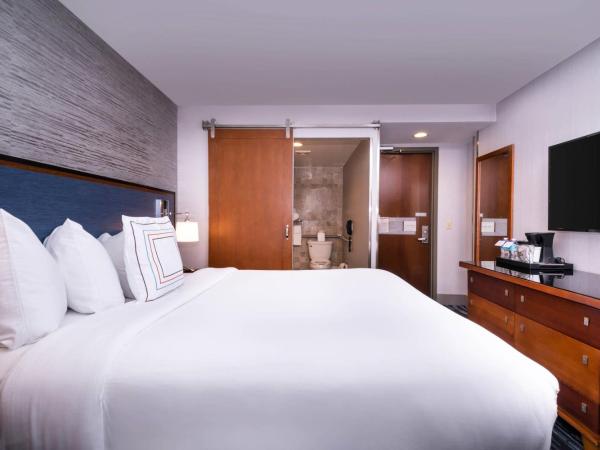 Fairfield Inn & Suites By Marriott New York Manhattan/Times Square : photo 1 de la chambre chambre lit queen-size pour personnes à mobilité réduite