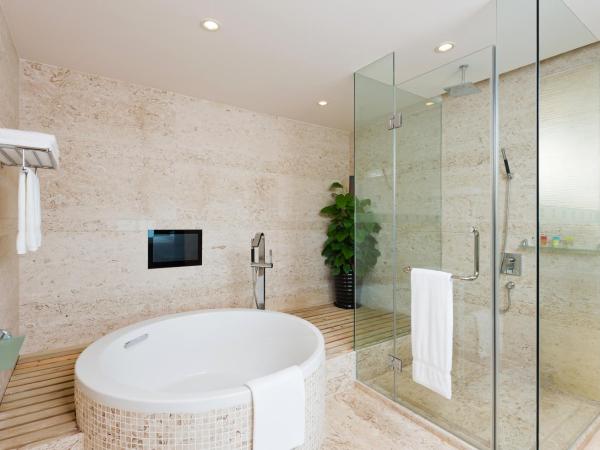 Four Points by Sheraton Hainan, Sanya : photo 4 de la chambre suite junior lit king-size plus spacieuse avec balcon - vue sur océan