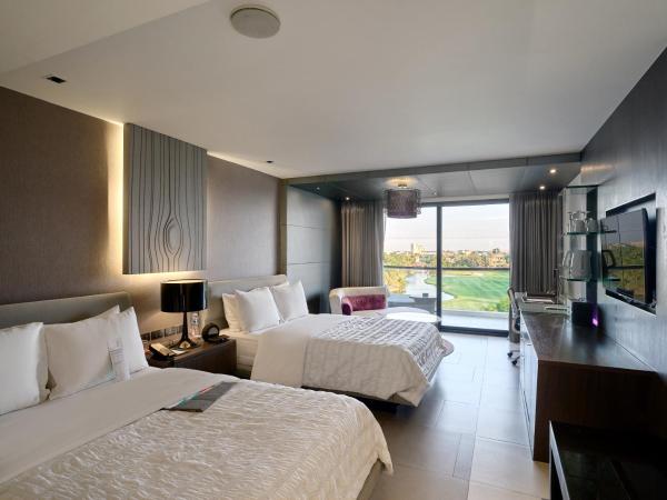 Le Meridien Suvarnabhumi, Bangkok Golf Resort and Spa : photo 2 de la chambre grand deluxe double room with two double beds with balcony and golf view