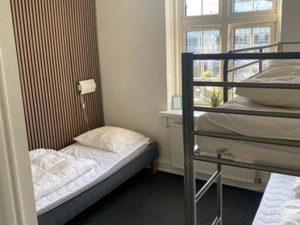 Danhostel Odense City : photo 7 de la chambre chambre triple avec salle de bains privative