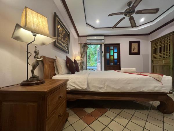 Pha Thai House : photo 6 de la chambre grande chambre double avec balcon
