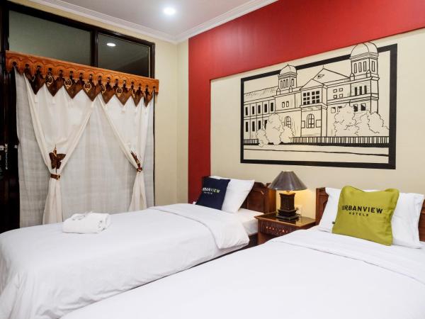 Urbanview Hotel Syariah Wisnugraha by RedDoorz : photo 4 de la chambre chambre lits jumeaux deluxe