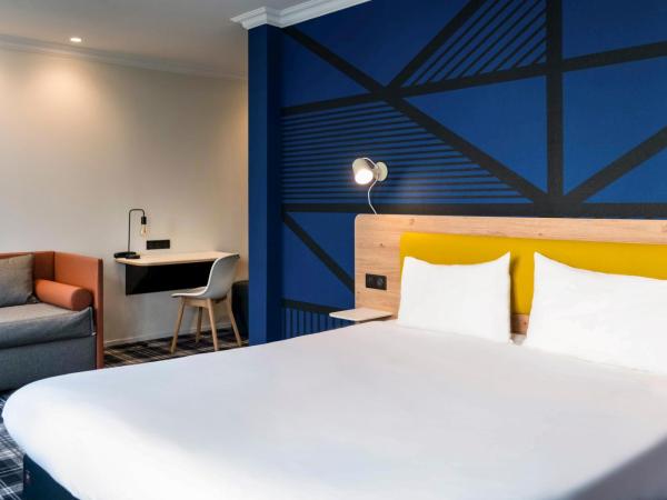 Ibis Styles Colmar Centre : photo 3 de la chambre suite familiale standard avec 1 lit double et lits jumeaux