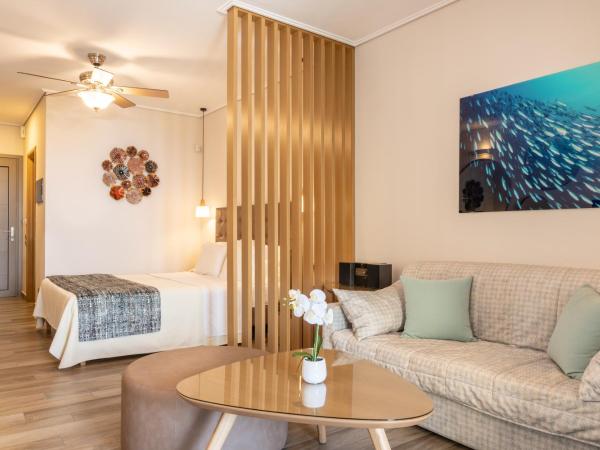 Akti Taygetos - Conference Resort : photo 5 de la chambre suite deluxe - vue sur mer ou jardin