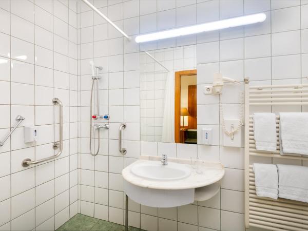 Hotel Millennium : photo 3 de la chambre chambre double ou lits jumeaux - accessible aux personnes à mobilité réduite