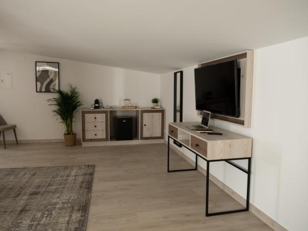 Ria Formosa Guest House : photo 4 de la chambre suite lit king-size avec baignoire spa